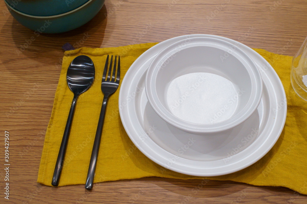 Decorate your dining table with stylish tableware Decorate your dining table with stylish tableware