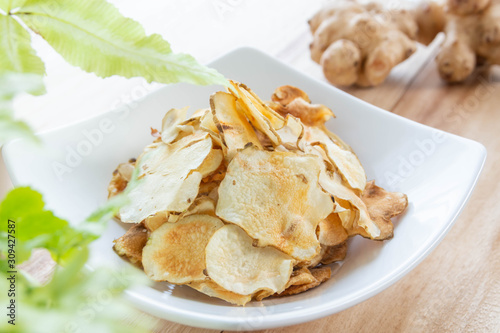キクイモ 菊芋 きくいも チップス ノンフライ ヘルシー 野菜 食べ物 料理 食材 根菜 健康 健康食 イヌリン 血糖値 食物繊維 糖尿病 おやつ 健康食材 お菓子 植物 キク科 健康食品 ポテトチップス ブタイモ ダイエット 食品 甘い 皿 自然 キクイモ 菊芋 きくいも チップス ノンフライ ヘルシー 野菜 食べ物 料理 食材 根菜 健康 健康食 イヌリン 血糖値 食物繊維 糖尿病 おやつ 健康食材 お菓子 植物 キク科 健康食品 ポテトチップス ブタイモ ダイエット 食品 甘い 皿 自然