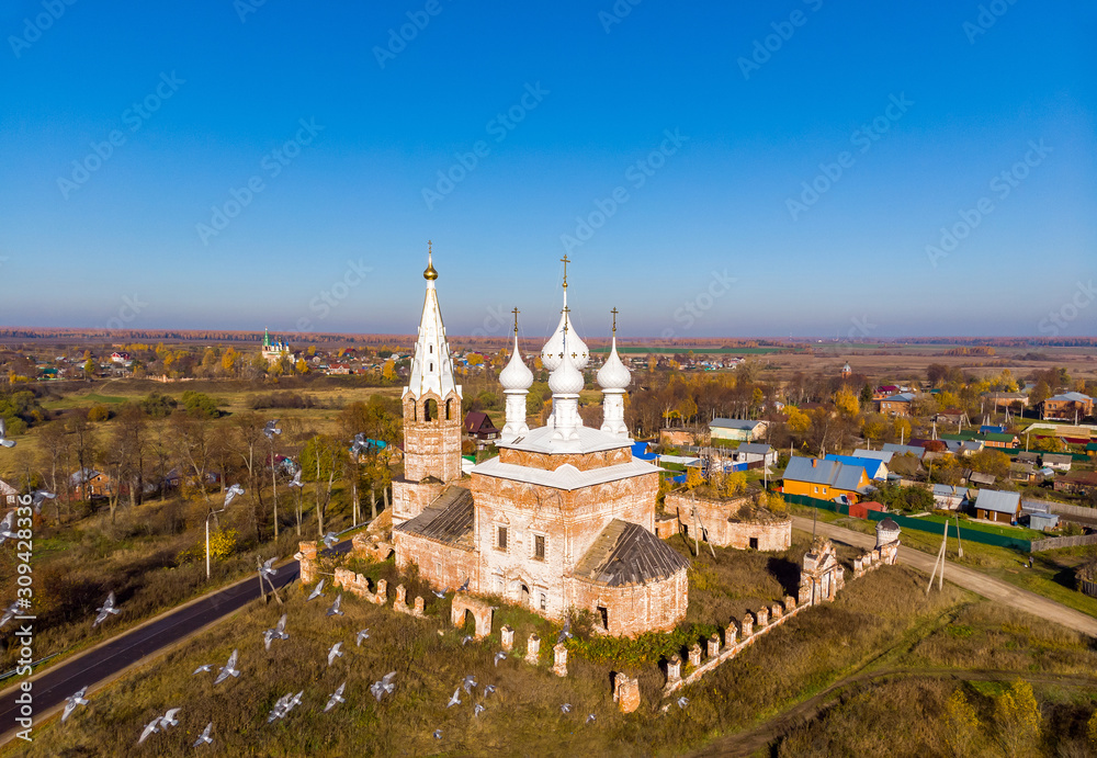 Obraz premium Church of the Holy Virgin in the village of Dunilovo in autumn, Ivanovo region, Russia. Shooting from the air