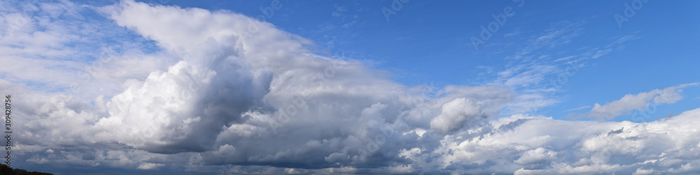 Fototapeta premium Letnie niebo i chmury. Zdjęcie panoramiczne, sierpień, pora deszczowa, zjawiska atmosferyczne.