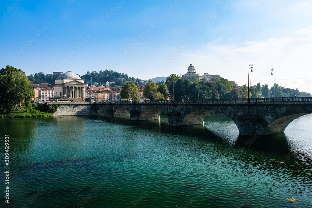 Naklejka premium トリノ ポー川とグラン・マードレ・ディ・ディオ教会