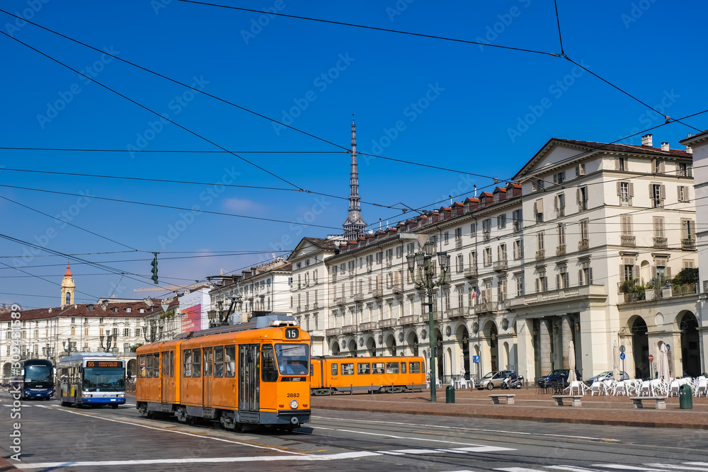 トリノ ヴィットリオ・ヴェネト広場と路面電車