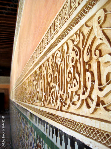 Zoom sur les bas-reliefs du coran et les zelliges de la medersa Ben Youssef de Marrakech photo