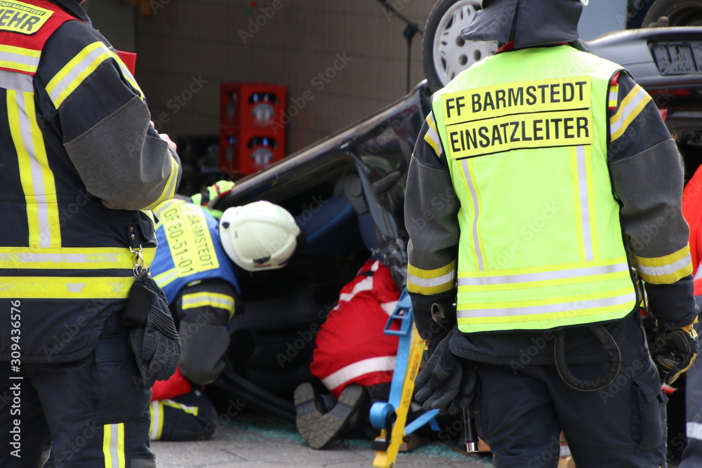Feuerwehr Rettung nach Verkehrsunfall