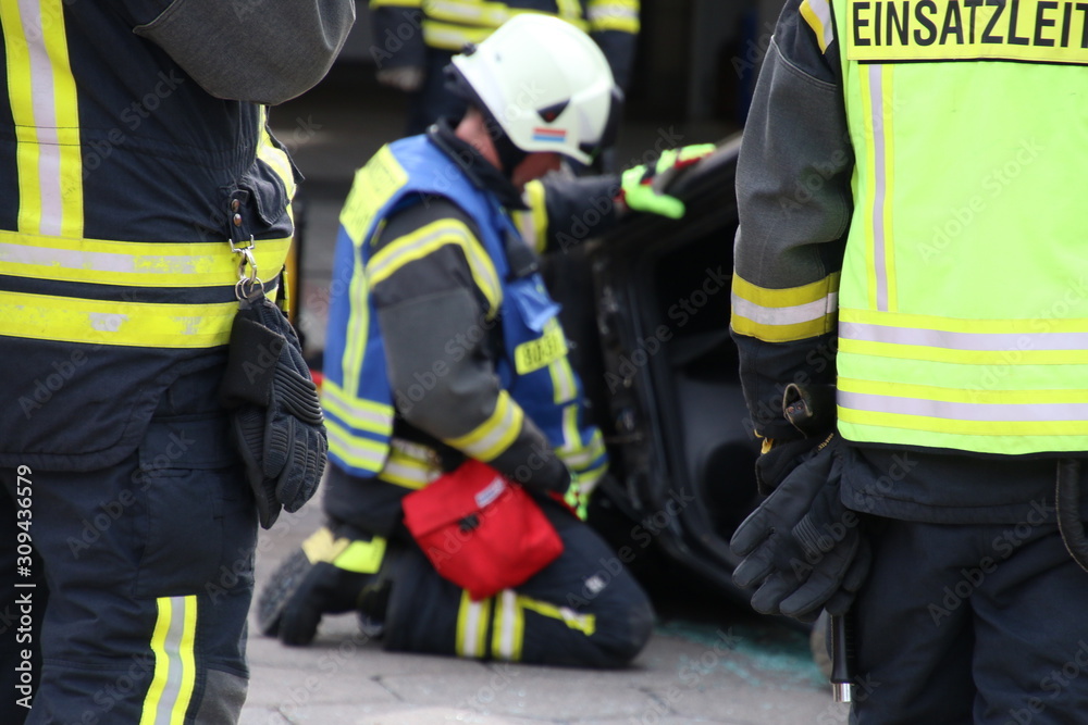 Feuerwehr Rettung nach Verkehrsunfall