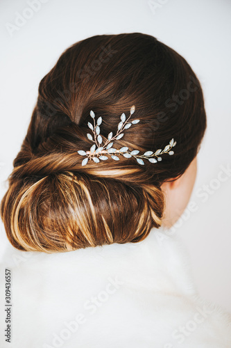 Trendy bridal hairstyle with beautiful wedding accessoires