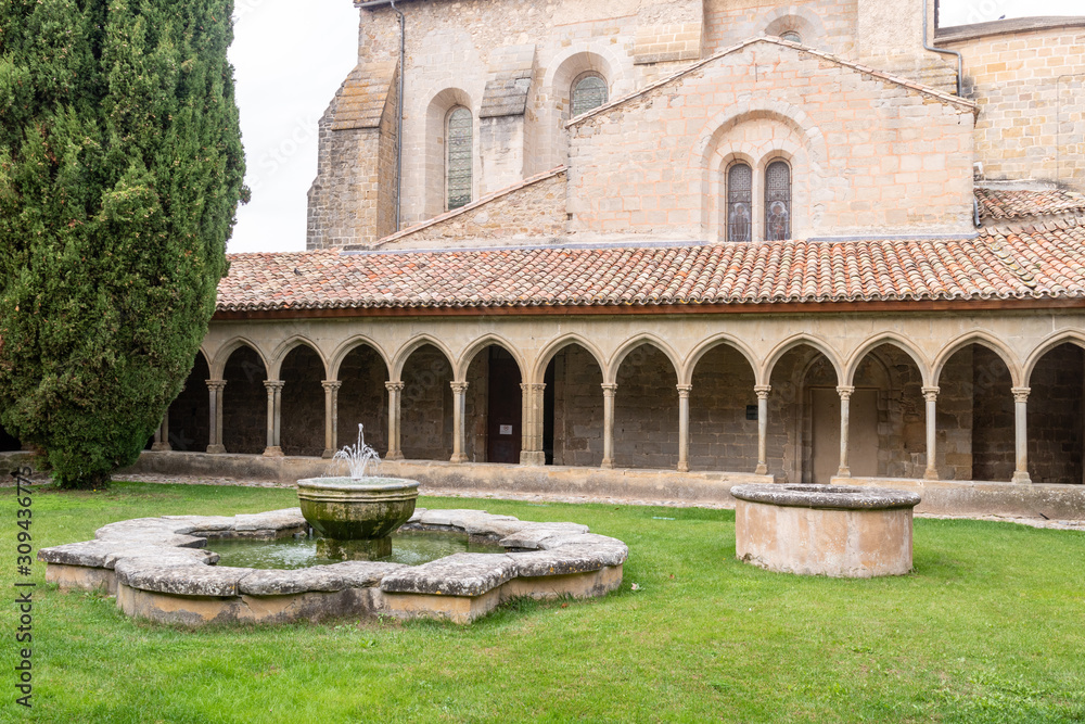 Fototapeta premium Le cloître de l'Abbaye de Saint-Hilaire