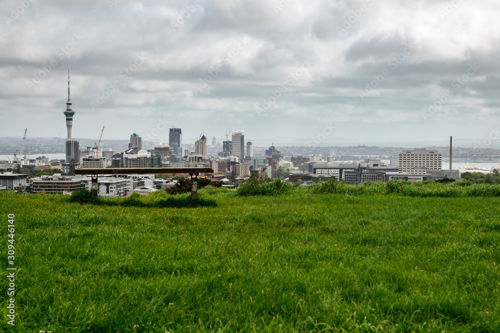 Obraz premium Wooden bench view of Auckland