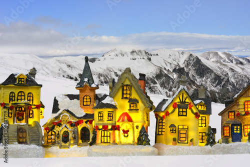 village de fête de Noël sur fond de montagnes enneigée © didier salou