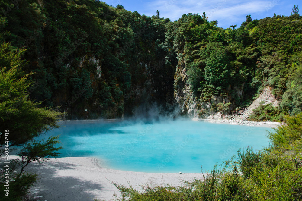 Fototapeta premium Turquoise geothermal lake