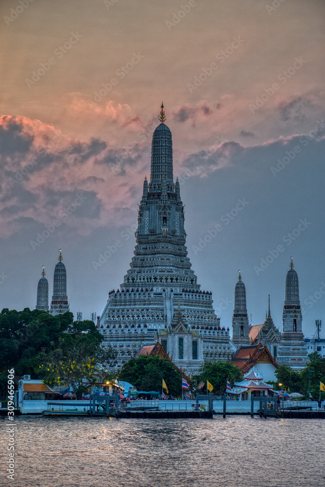 Naklejka premium Wat Arun bei Sonnenuntergang