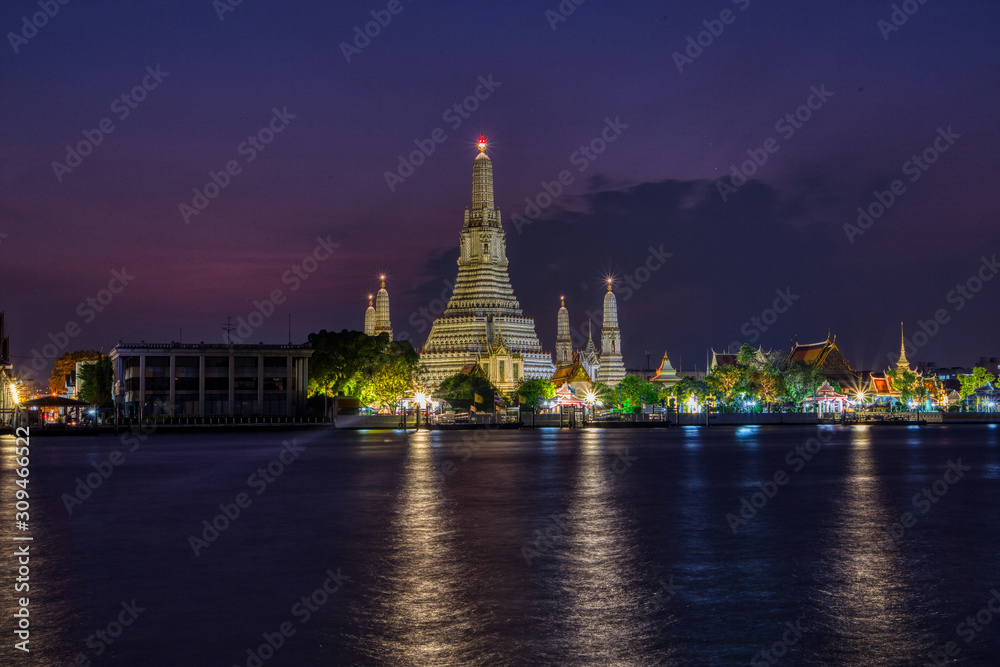 Wat Arun zur blauen Stunde