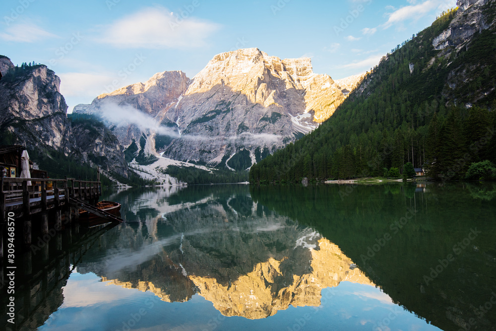 Sonnenaufgang am Pragser Wildsee