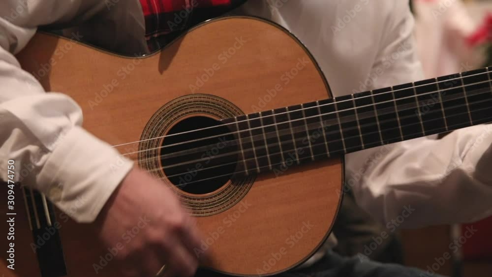 una mano tocando guitarra