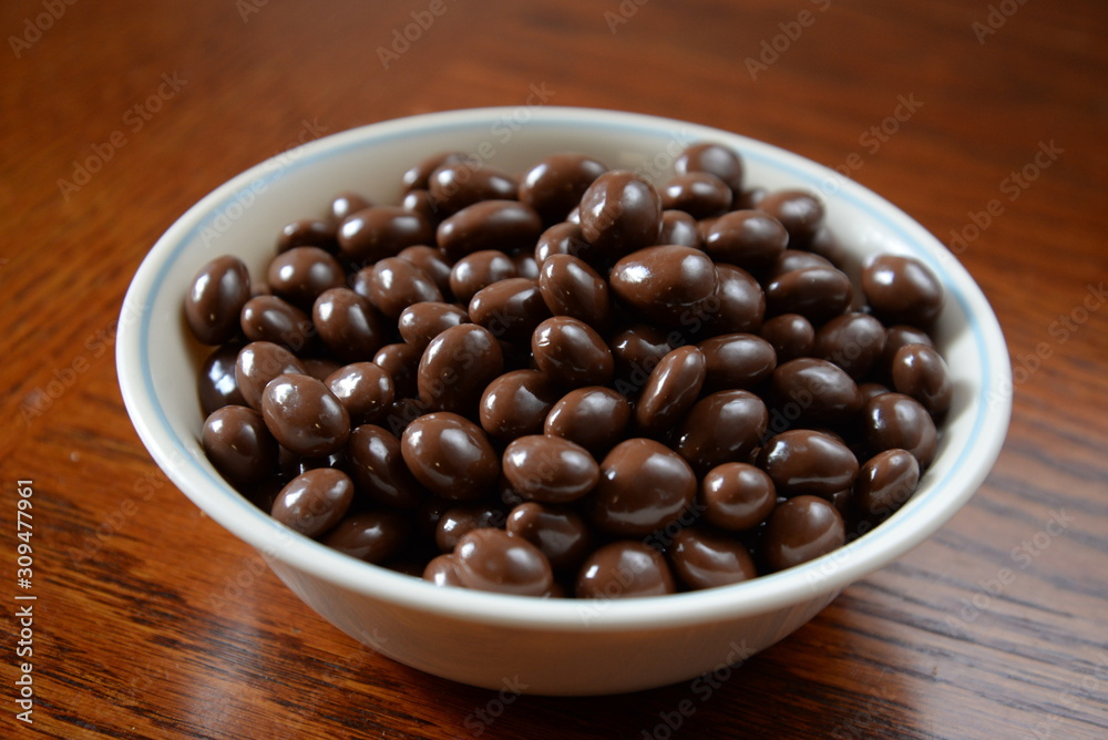 Tazón de pasas cubiertas con chocolate Tazón de pasas cubiertas con chocolate