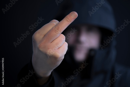 Photos Mann zeigt Mittelfinger als Zeichen der Ablehnung