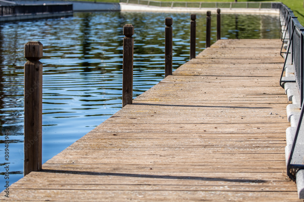 Fototapeta premium embarcadero en lago de seseña