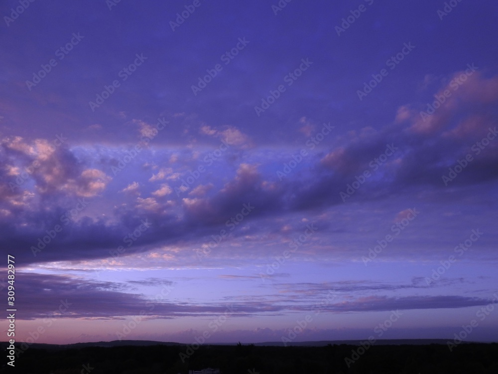 Coucher du soleil et nuages dispersés (2)