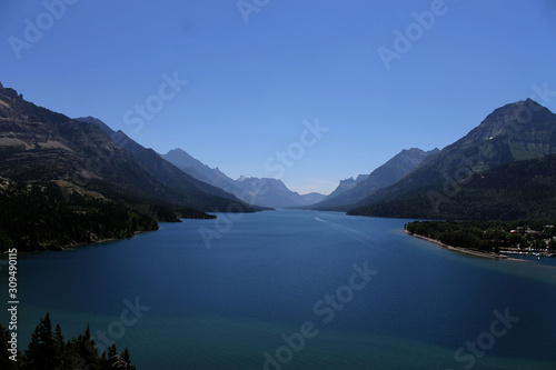 Fototapeta Naklejka Na Ścianę i Meble -  mountains and a lake