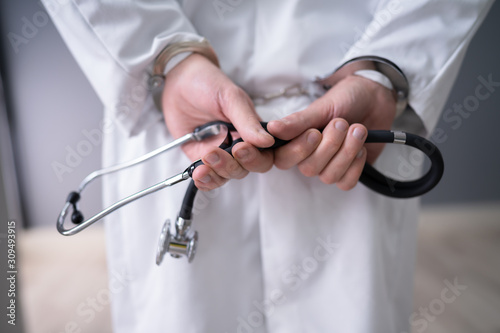 Canvastavla Doctor Hands In Handcuffs