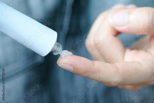Fotografija The woman's hand, she is Use steroids Apply External type