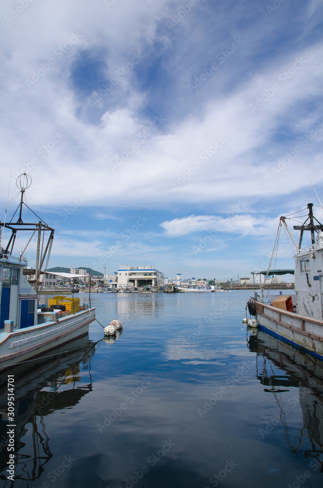 Fototapeta premium 漁港の釣船