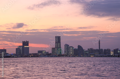 みなとみらいの夕景（神奈川県横浜市） © sirius