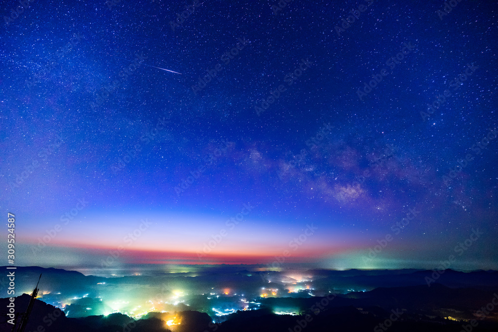 Naklejka premium 九十九谷公園からの夜明けの天の川