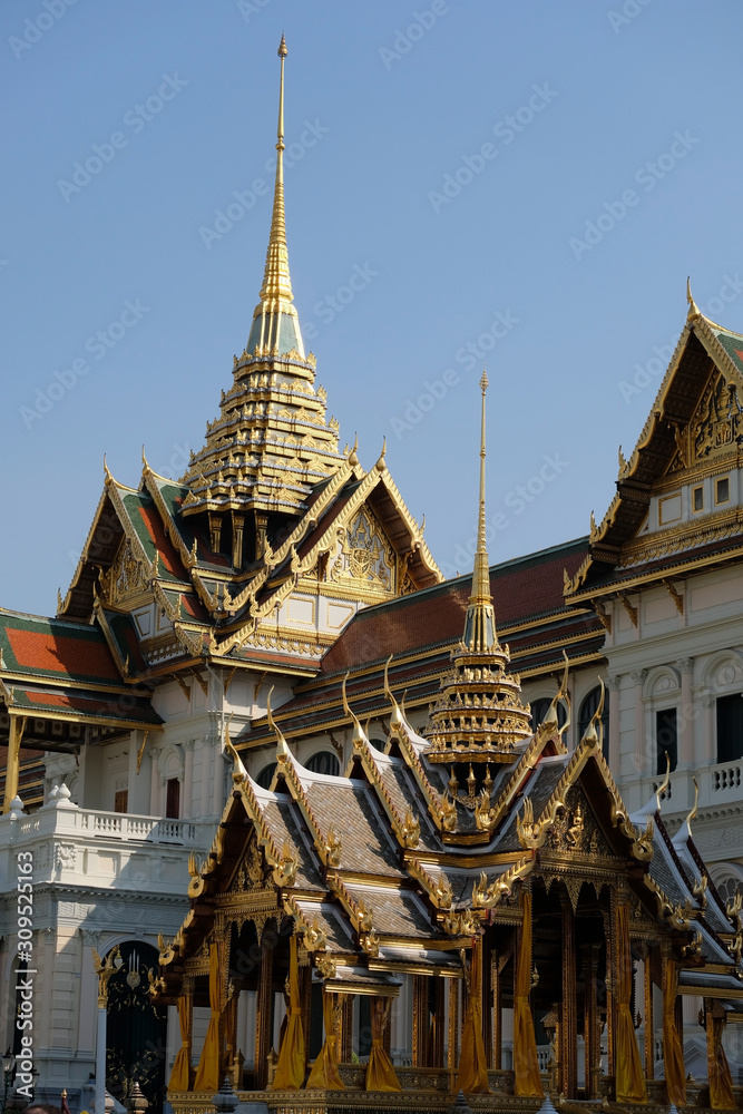 Fototapeta premium Golden Royal Pavilion and Grand Palace 1