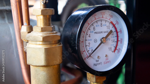 The air pressure gauge on the compressor to find out the pressure conditions on the air compressor