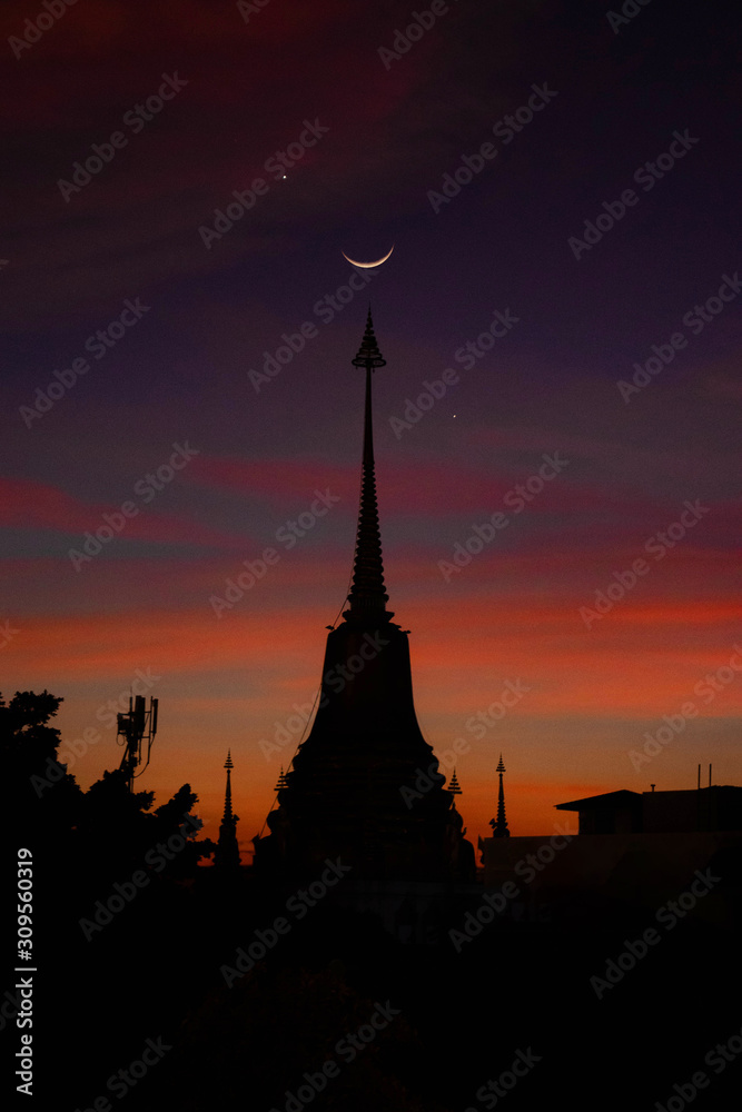 Obraz premium silhouette of temple at sunset