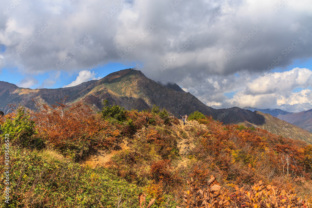 秋の天神峠から谷川岳への登山道からみた風景 秋の天神峠から谷川岳への登山道からみた風景