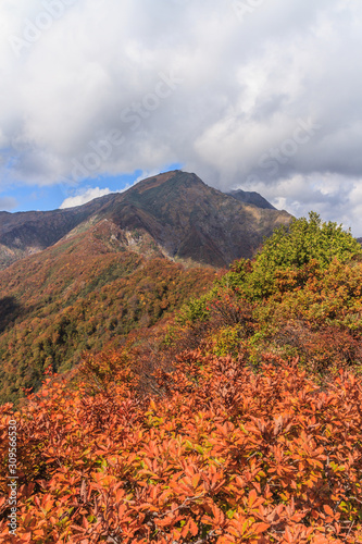 秋の天神峠から谷川岳への登山道からみた風景