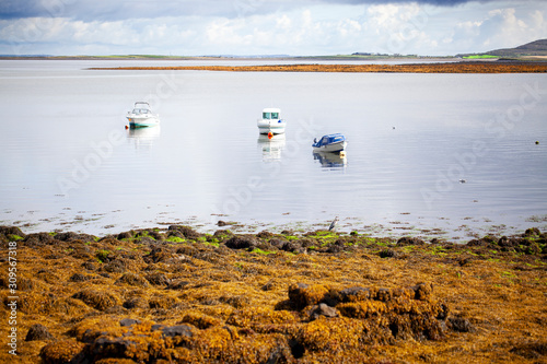 Barcas en Ballyvaughan, Clare County, Irlanda, durante la marea baja photo