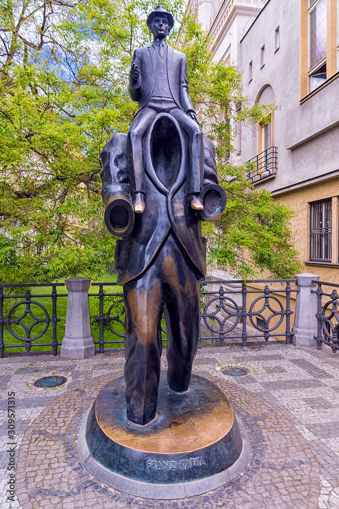 Foto Stock PRAGUE, CZECH REPUBLIC - MAY 16: Monument to the famous writer  Franz Kafka in the Jewish quarter of Prague in 2016. The memorial was  opened in 2003, the work of