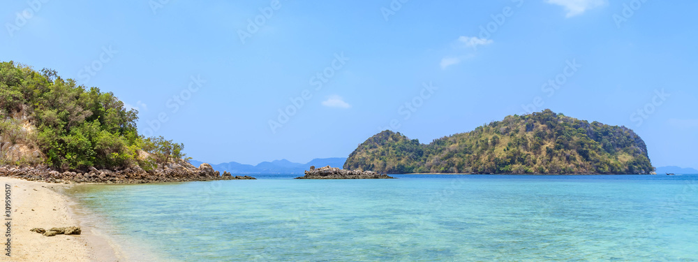 Naklejka premium Beautiful sand beach with crystal clear water at Koh Phak Bia Island in Andaman sea at Krabi, Thailand