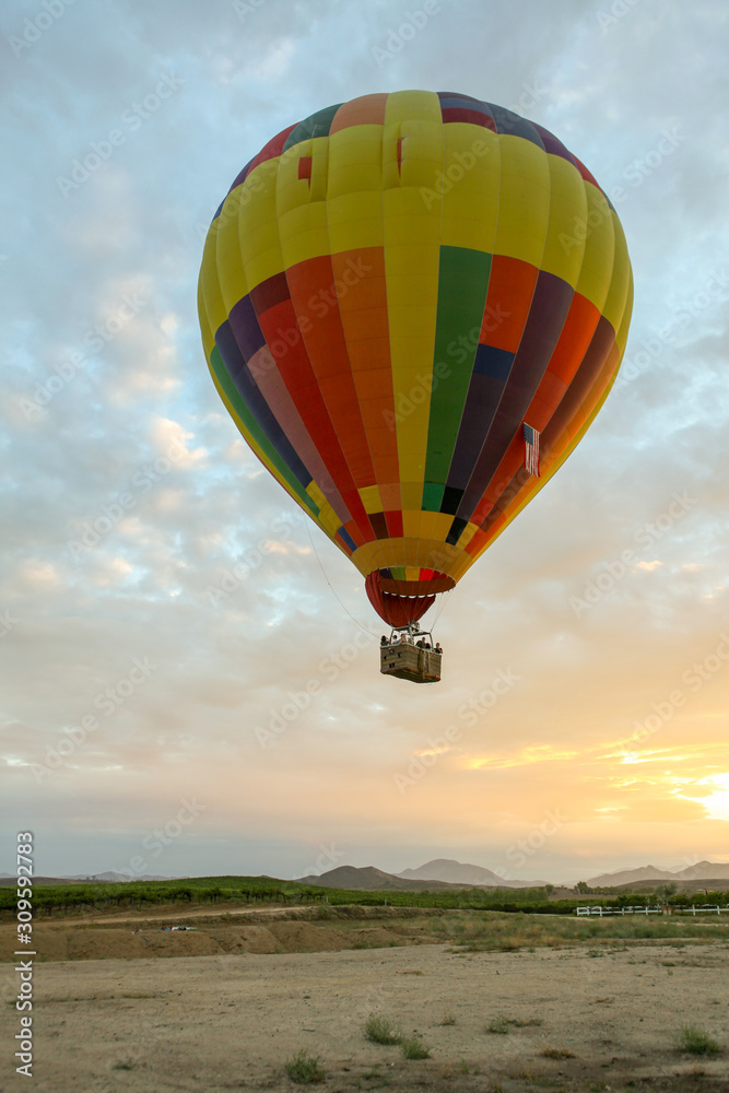 Naklejka premium Hot air balloon before landing