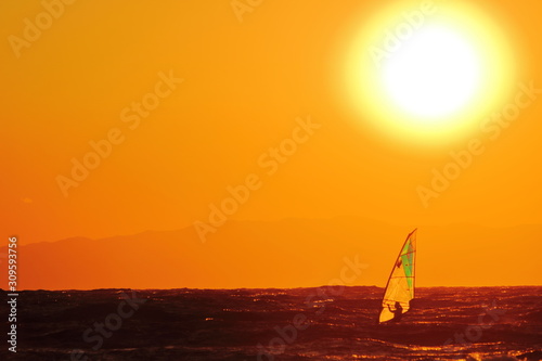 夕陽に映えるウインドサーフィン