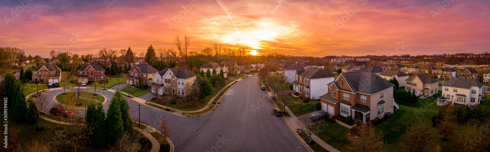 Fototapeta Widok z lotu ptaka na zachód słońca na ślepy zaułek (ślepy zaułek) luksusowa ekskluzywna dzielnica mieszkaniowa ogrodzona ulica społeczności w Maryland USA, amerykańskie nieruchomości z ceglaną fasadą domów jednorodzinnych