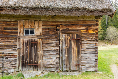 Billede på lærred Old weathered timber barn with a thatched roof