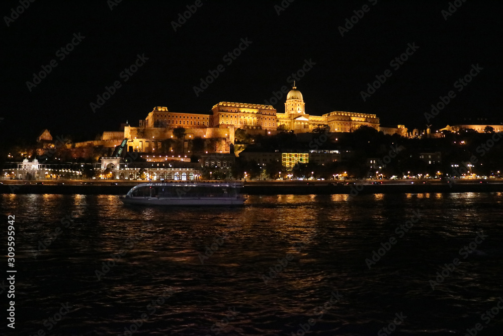 ブダペスト　ドナウ川とブダ城の夜景
