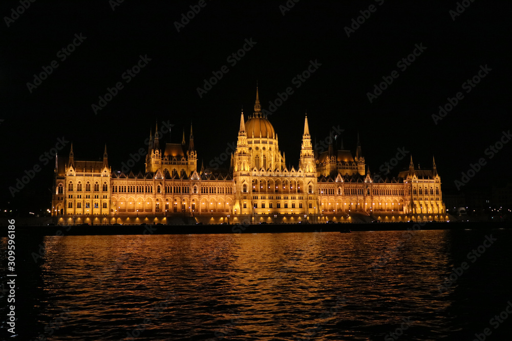 ブダペスト　ドナウ川の川面とライトアップされた国会議事堂