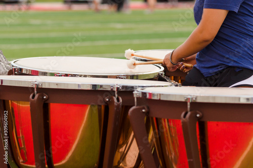 Tableau sur toile percussionist playing the timpani drums at rehearesal