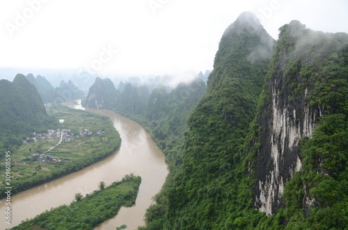 Paesaggio nebbioso Cina del sud fiume Li Lijiang photo