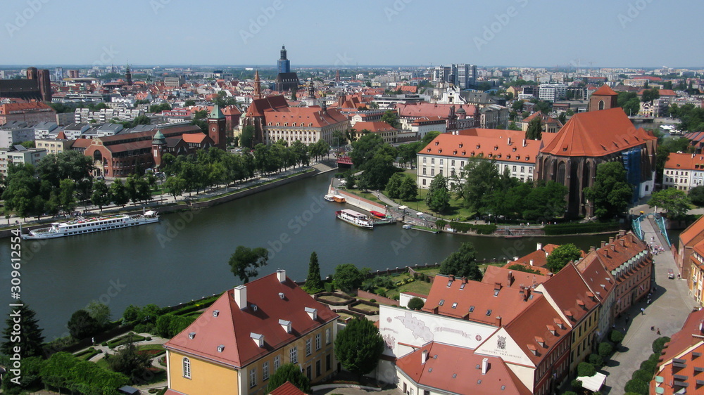 Obraz premium panoramic view of the Tumski island, Wroclaw and the Odra river from the tower of the Wroclaw Cathedral, Wroclaw, Poland