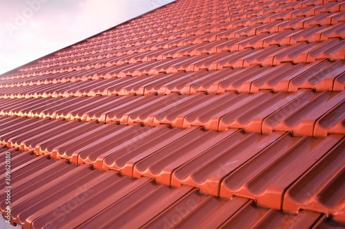 Φωτογραφία Wet red roof tiles after rain