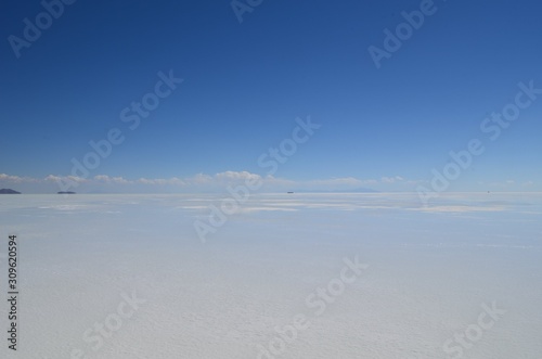 青空のウユニ塩湖