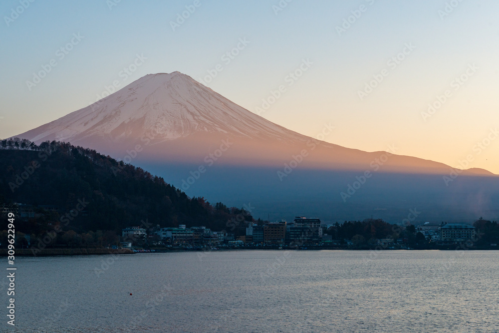 Der Fuji-san über dem Kawaguchi-See von der Stadt Fujikawaguchiko aus