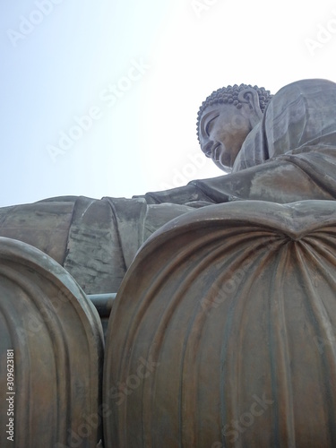 Bouddha géant assis pierre