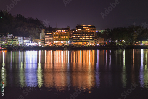 Die Stadt Fujikawaguchiko  über dem Kawaguchi-See bei Nacht © Dr. Jürgen Tenckhoff